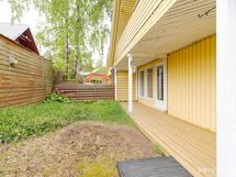Pihaa olohuoneen käynnin suuntaan