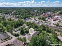 Jokelan keskustan palvelut kävellen n. 300-400 m.