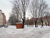 Apinalinnan korttelipiha on viihtyisä tarjoten mm. grillauspaikan ja viihtyisän ympäristön kesäisin.