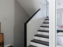 Raput yläkertaan keittiöön ja olohuoneeseen ja raput alakertaan saunaosastolle ja "kirjastoon"