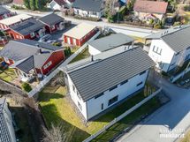 Centralt, men ändå lungt läge på Roparnäs.