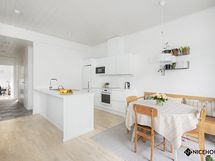 Ruokailutilaan mahduu jopa kuuden hengen ruokailuryhmä.