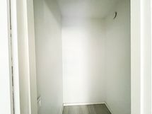 lisää käytännöllisyyttä tuo eteisen yhteydessä sijaitseva vaatehuone.