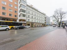 Myynnissä oleva asunto on kuvan keskimmäisessä rakennuksessa