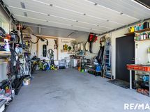 Erillinen autotallirakennus