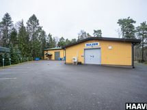 Pihassa on 12 sähköistettyä autopaikkaa