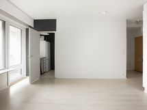 Olohuone - vasemmalla keittokomero, oikealla eteinen