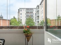Lasitettu parveke olohuoneen ovelta päin katsottuna.