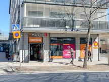 Lähin ruokakauppa ja bussipysäkki on vain muutaman minuutin päässä kotoa.