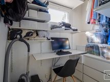 Vaatehuone, joka voi toimia myös työhuoneena.