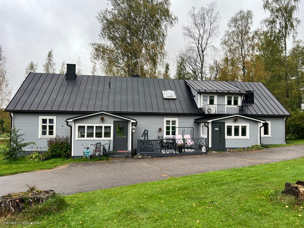 Julkisivu pihan puolelta