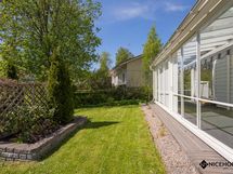 Terassi yhsistyy piha-alueeseen.