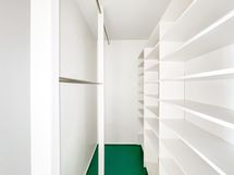 Säilytystilana löytyy mukavan kokoinen vaatehuone!