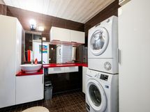 As 2 (5h+k+vh+2kph+s+wc+parveke). Toisessa kylpyhuoneessa kodinhoidolliset toiminnot