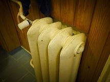 alkuperäinen valurautapatteri kylpyhuoneessa