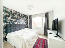 Makuuhuoneessa on tapetoitu tehosteseinä. Makuuhuoneesta löytyy tilava vaatekaappi.