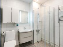 Kylpyhuonekalusteet on uusittu.