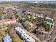 Talo sijaitsee rauhallisen pikkukadun varrella, jossa ei juurikaan ole läpikulkuliikennettä.