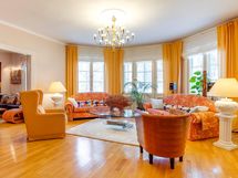 Olohuoneessa kauniit erkkeri-ikkunat