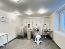 Taloyhtiön pesutupa. Taloyhtiössä on myös sauna.