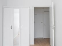 Makuuhuone 1 kaapisto ja ovi eteiseen.