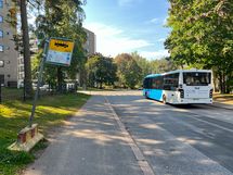 Bussipysäkit ovat heti talon vieressä.