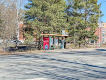 Lähimmät pysäkit löytyvät vierestä. Juna-asemalle on kävelymatka.