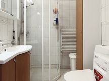 2004 uusittu kylpyhuone, jonne mahtuu hyvin myös pyykkikone