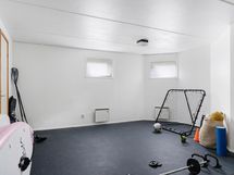 Monikäyttöinen tila nauhaikkunoilla