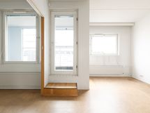 Yläkerran toista makuuhuonetta / arkiolohuonetta / työhuonetta tms ja käynti parvekkeelle