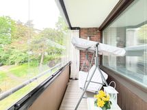Tilava parveke, ilmansuunta on lounaaseen.