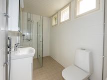 Kylpyhuone on uudistettu linjasaneerauksen yhteydessä 2025.