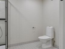 Yläkerran kylpyhuone.