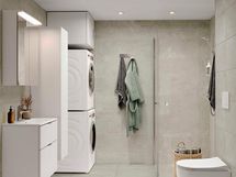 Lisähintainen kylpyhuonetyyli Sumu. Visualisoinnissa lisäksi valittuna valkoinen allaslaatikosto ja pesutorni. Kuvasta poiketen kylpyhuoneissa on 10x10 cm kokoinen lattialaatta.