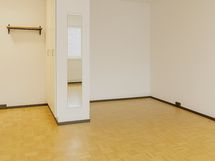 Eteisessä kaapisto, tilava alkovi.