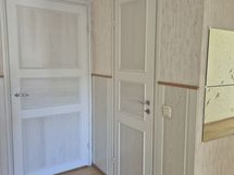 Eteisestä käynti vaatehuoneeseen