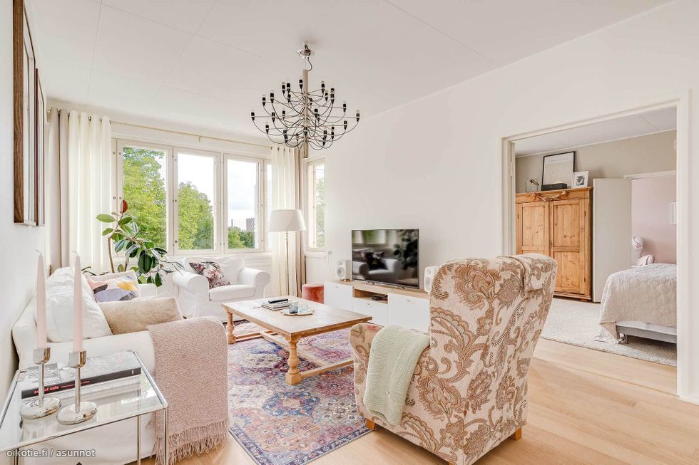 Olohuoneen erkkeri antaa lisää tilan tuntua