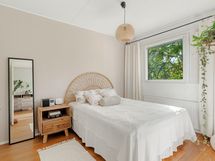 Vehreät näkymät myös makuuhuoneesta.