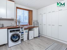 Kodinhoitohuoneessa on hyvät säilytystilat