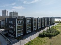 Talo sijaitsee päättyvän tien varrella, puiston ja meren ympäröimänä.