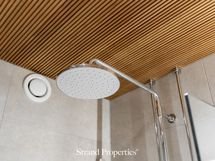 Kylpyhuoneessa kaunis rimakatto