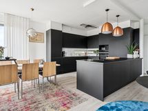 Tyylikäs Novartin keittiö isolla saarekkeella