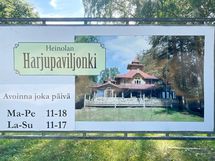 Kotimatkalla voit piipahtaa kuuluisilla vohveleilla viehättävässä Harjupaviljongin miljöössä.