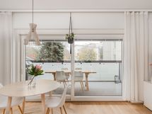 Parvekkeen ovi kiinni