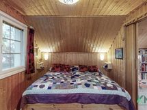 Tämä yläkerran makuuhuone sijaitsee olohuoneen yläpuolella.