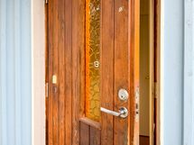 Kotiin on oma sisäänkäynti talon päädystä.