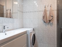 Kylpyhuoneessa myös kodinhoitotilaa