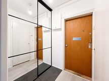 Asunnon eteisessä on säilytystilaa runsaasti liukuovien takana.