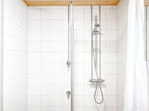 Kylpyhuoneessa on tilaa pesutornille.