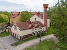 Talo sijaitsee puiston vieressä.